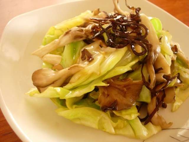 キャベツと舞茸の塩昆布バター炒め